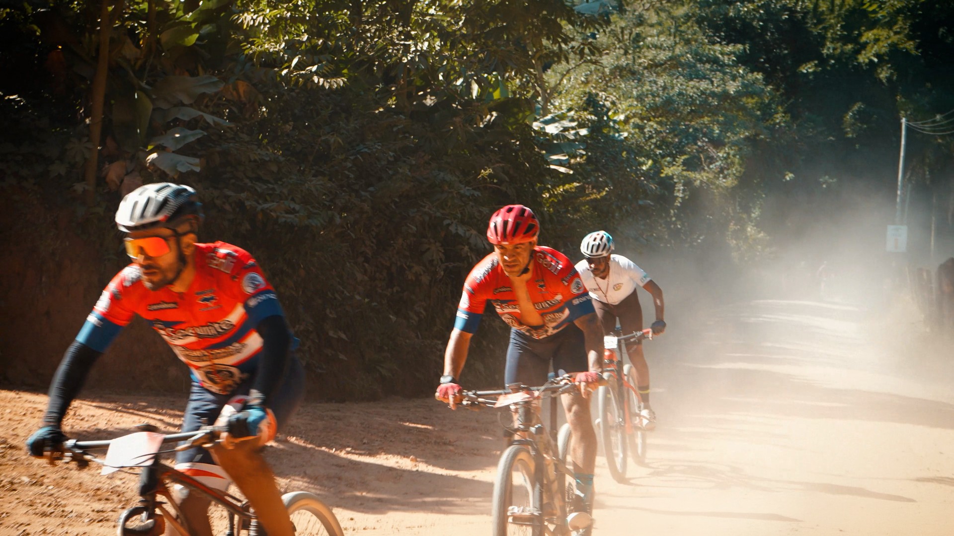 Cyclists racing through dust at KendaCup, Monte Sião